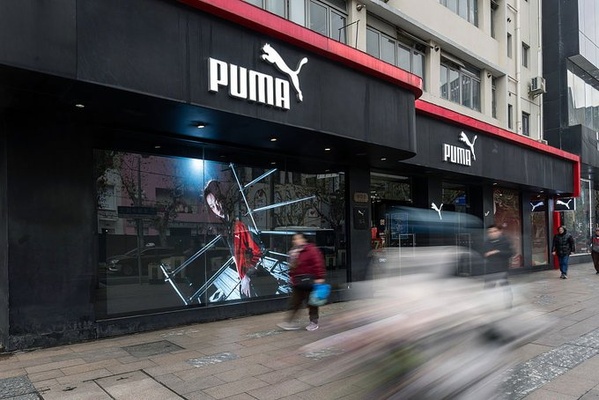 La famille Pinault vend ses actions Puma au groupe chinois Anta Sports