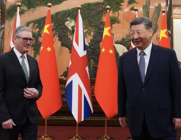Le Britannique Starmer juge "vital" d'améliorer les relations avec la Chine