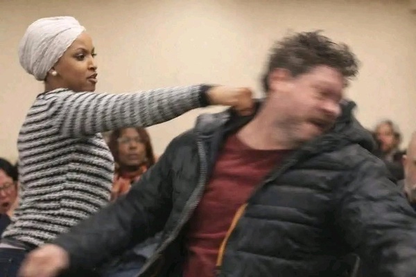 Ilhan Omar (g.) et son agresseur Ilhan Omar (g.) et son agresseur