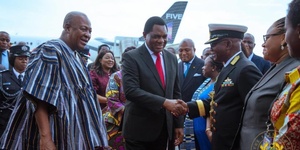 Le président Hakainde Hichilema accueilli à Accra par John Dramani Mahama