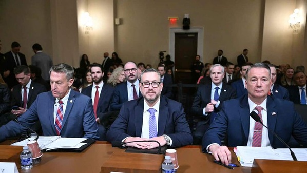 Echanges houleux au Congrès américain entre démocrates et responsables de l'immigration de Trump Echanges houleux au Congrès américain entre démocrates et responsables de l'immigration de Trump