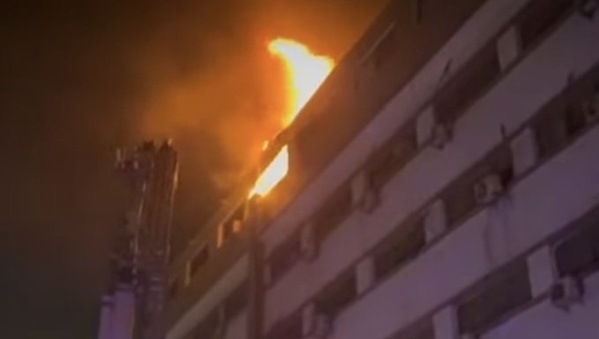 Le bâtiment en feu du ministre des Finances à Dakar, le 16 février 2026