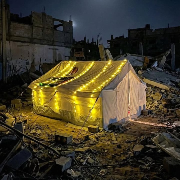 Une tente au milieu des ruines de Gaza, oeuvre de l'armée israélienne Une tente au milieu des ruines de Gaza, oeuvre de l'armée israélienne