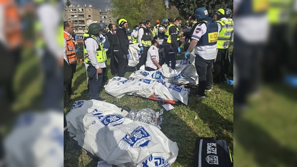 Des victimes israéliennes de la frappe iranienne dans le centre du pays Des victimes israéliennes de la frappe iranienne dans le centre du pays
