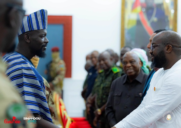 Mamadi Doumbouya (en bonnet) lors d'une réunion du Conseil supérieur de défense à Conakry