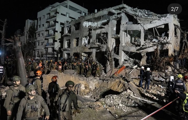 Tel-Aviv le 17 mars 2026 après l'attaque d'un missile iranien de très forte puissance