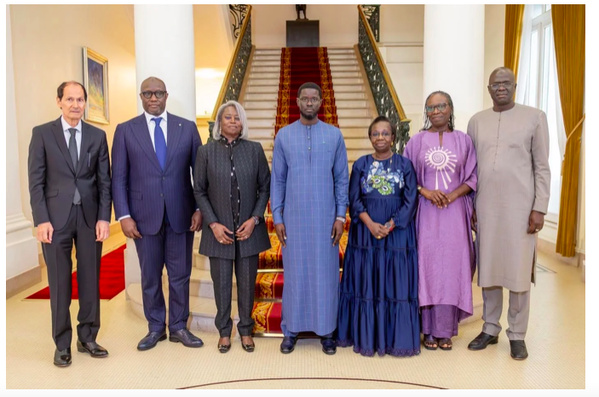 Les membres du conseil stratégique (de g. à d.) Youssef Omaïs, Mouhamadou Makhtar Cissé, Aminata Niane, Bassirou Diomaye Faye, Evelyne Tall, Thiaba Camara Sy et Ahmadou Aly Mbaye (photo : Présidence sénégalaise)