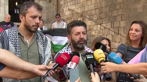 Les militants pro-palestiniens Saif Abukeshek (à droite) et Thiago Avila