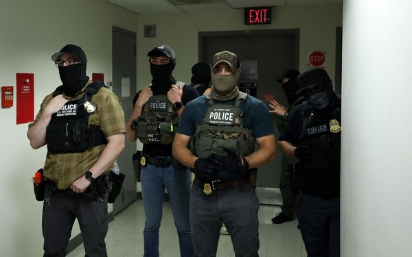 État de New York - La police de l’immigration sommée de se démasquer