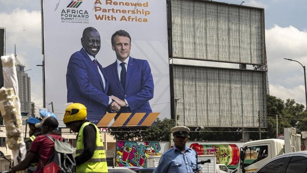 Emmanuel Macron et William Ruto sur une affiche dans les rues de Nairobi, la capitale du Kenya