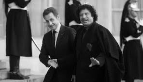 Nicolas Sarkozy (g.) avec le défunt Mouammar Kadhafi