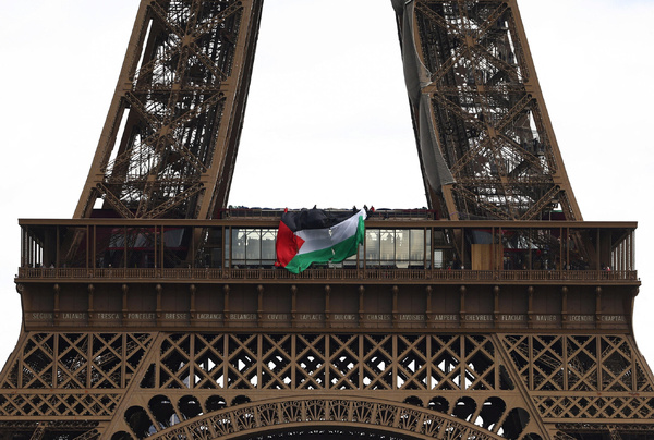 France : six interpellations après le déploiement d’un drapeau palestinien sur la tour Eiffel pour commémorer la Nakba