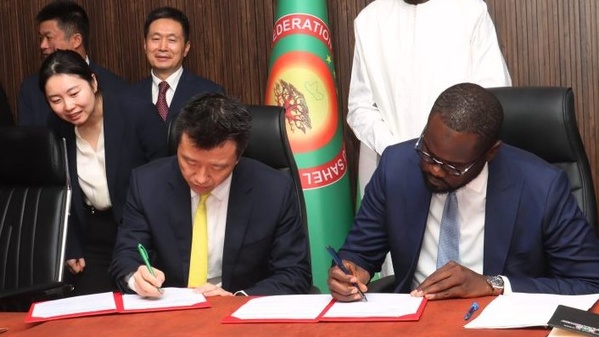 Des officiels chinois et nigériens signant des accords énergétiques le 18 mai 2026 Des officiels chinois et nigériens signant des accords énergétiques le 18 mai 2026