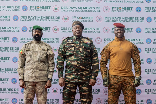 Les présidents Assimi Goïta (Mali), Abderrahamane Tiani (Niger) et Ibrahim Traoré (Burkina Faso, de g. à d.)