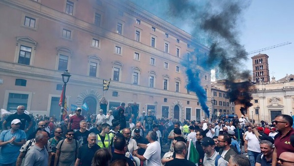 Italie : des manifestants entament une grève nationale pour exiger la fin du génocide perpétré à Gaza Italie : des manifestants entament une grève nationale pour exiger la fin du génocide perpétré à Gaza