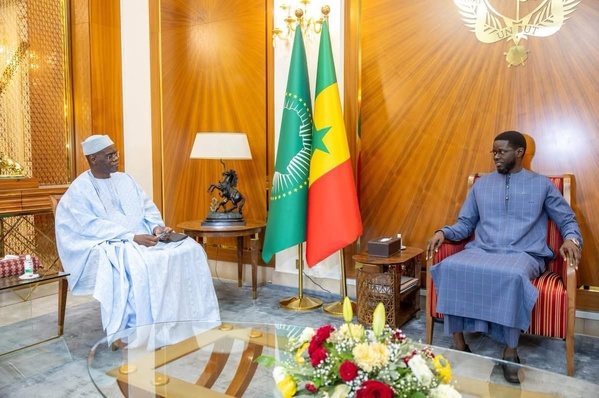 Le président Diomaye Faye (d.) et le premier ministre Ahmadou al-Aminou Lô