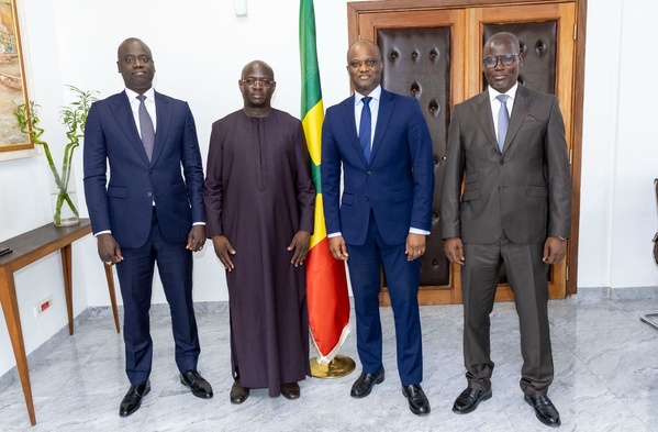 Cheikh Diba (en boubou) et Abdourahmane Sarr (à sa gauche), le 5 juin 2026 à Dakar Cheikh Diba (en boubou) et Abdourahmane Sarr (à sa gauche), le 5 juin 2026 à Dakar