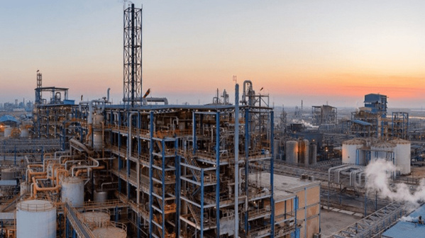 Le complexe pétrochimique Karoun à Mahshahr, dans le sud-ouest iranien a été frappé par une attaque aérienne israélienne, causant des dégâts partiels, le lundi 8 juin 2026. ©Fars