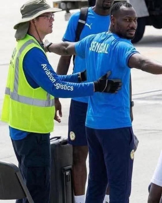 Pape Bouna Thiaw, le sélectionneur des Lions du Senegal, soumis à une fouille au corps avant l'embarquement pour San Antonio le 7 juin 2026 à Raleigh