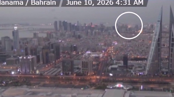 "Capture d'écran d'une vidéo qui montre le moment où des drones iraniens chargés d'explosifs s'abattent sur le quartier général de la Cinquième flotte américaine à Bahreïn le 10 juin 2026, en réponse à une agression américaine antérieure visant le sud de l'Iran." (Press TV, DR)