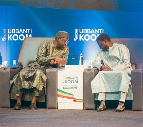 Bassirou Diomaye Faye (d.) et Ousmane Sonko.
