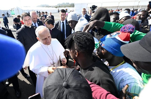 Le Pape avec des migrants dans les Îles Canaries espagnoles