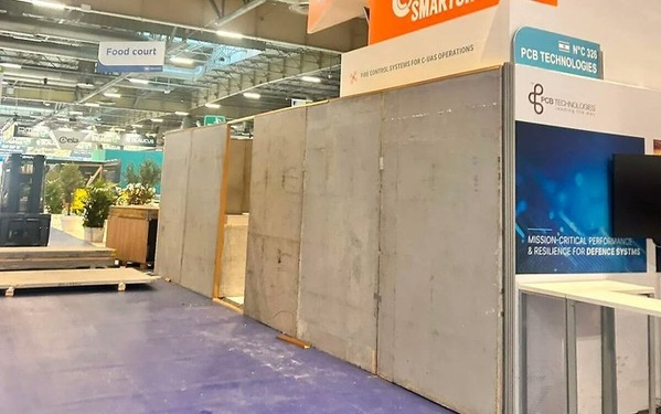 Une vue des stands israéliens barricadés par les responsables du Salon Eurosatory à Villepinte (Paris)