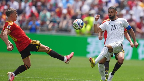 Le capitaine égyptien Mohamed Salah (d.) et le Belge Léandro Trossard