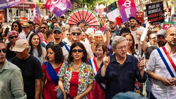 Des milliers de personnes manifestent contre le racisme à Paris, à l'appel de LFI Des milliers de personnes manifestent contre le racisme à Paris, à l'appel de LFI