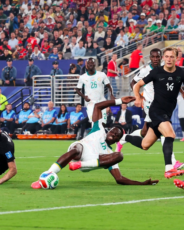 Un joueur sénégalais à terre, l'image d'une équipe du Sénégal battue dans tous les compartiments du jeu par une Norvège sérieuse et disciplinée.
