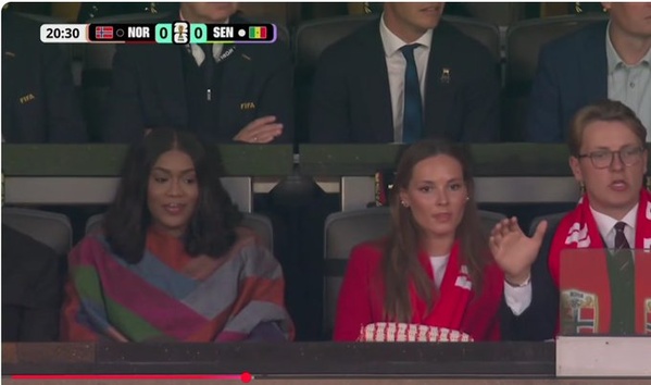 A gauche, la deuxième épouse du president senegalais, Madame Absa Faye suivant le match Norvège - Senegal.