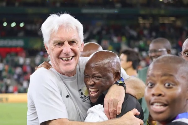 Le sélectionneur belge de l'Afrique du Sud Hugo Broos tout content d'avoir décroché la qualification pour les 16e de finale de la Coupe du monde de football