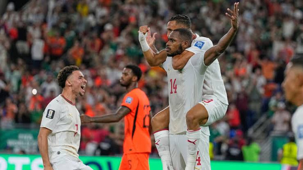 Issa Diop (bras ballants), auteur du but égalisateur du Maroc face aux Pays Bas avant la victoire aux pénalties.