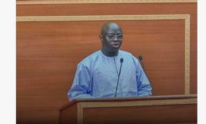 Cheikh Diba, ministre de l'Economie, des Finances et du Plan (MEFP) à l'assemblée nationale le 30 juin 2026 (capture d'écran)