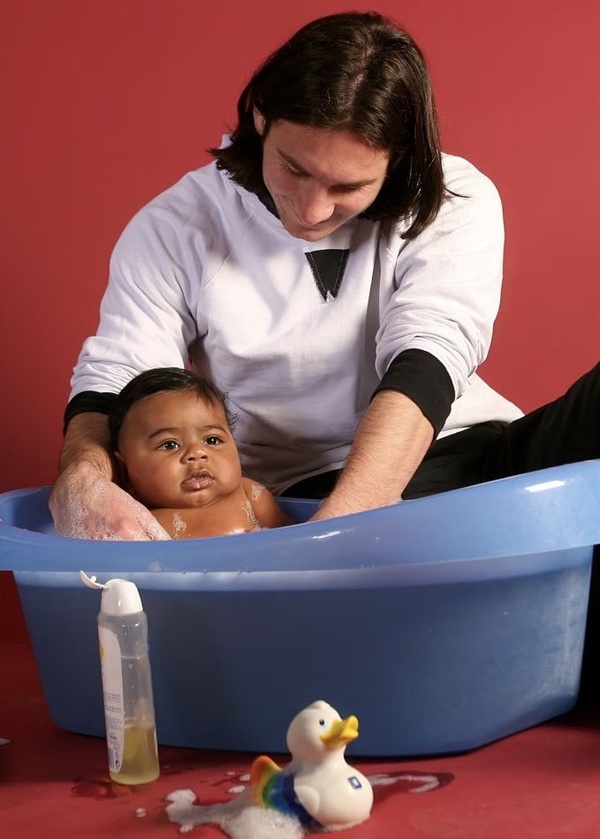 Le bébé Lamine Yamal dans sa baignoire, près de Lionel Messi qui avait tout juste 20 ans. (photo UNICEF)