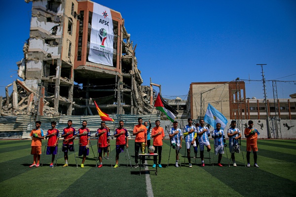 Ces Palestiniens de Gaza mutilés par Israël ont porté les couleurs espagnoles et argentines pour une finale symbolique de la Coupe du monde. Un pied-de-nez à l'entité criminelle occupante.
