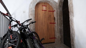 L'entrée de l'appartement où les cinq bébés morts ont été découverts. L'entrée de l'appartement où les cinq bébés morts ont été découverts.