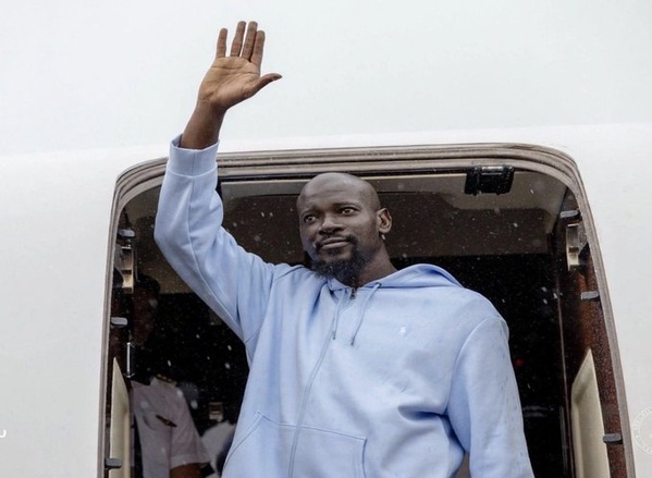 Le départ en vacances du président Mamadi Doumbouya vu par la presse africaine (IA)