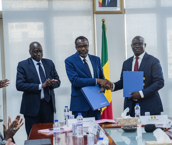 De d. à g. : Cheikh Diba, ministre sénégalais de l’EFP ; Djibrilla Issa, directeur de division de la Banque mondiale pour le Sénégal, la Mauritanie, le Cabo-Verde, la Guinée-Bissau et la Gambie ; et Diagana, vice-président de la Banque mondiale pour l'Afrique de l'Ouest et du Centre
