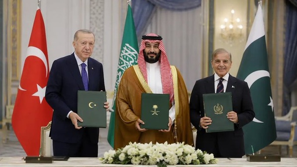 Le prince héritier saoudien Mohammed ben Salmane entre le président turc Recep Tayyip Erdogan (g.) et le Premier ministre pakistanais Shehbaz Sharif
