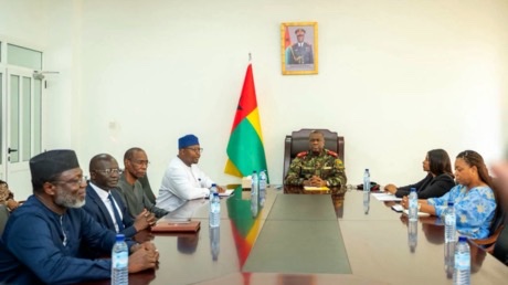 La délégation sénégalaise et le président de la Commission de la Cedeao (g.) lors d'une rencontre avec la partie bissau-guinéenne