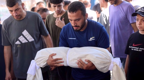 Une personne en deuil porte le corps enveloppé d’un linceul d’un nourrisson tué lors d’une frappe aérienne israélienne nocturne à l’hôpital Al-Shifa de Gaza, le 2 août 2026. ©AFP