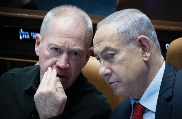 Benyamin Netanyahu (d.) et Yoav Gallant, son ex-ministre de la Défense. Deux criminels de guerre inculpés par la Cour pénale internationale (CPI) depuis novembre 2024.
