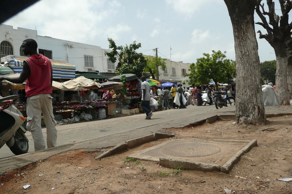 Une des voies secondaires qui longe le Boulevard Mamadou Dia (ex-Allées du Centenaire à Dakar)