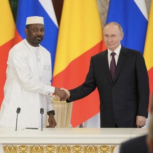 Assimi Goïta (g.) et Vladimir Poutine (Photo d'archives) Assimi Goïta (g.) et Vladimir Poutine (Photo d'archives)