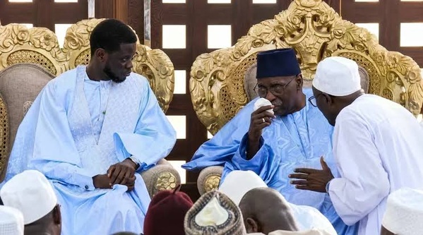 Le Président Bassirou Diomaye Faye aux côtés du Khalife général des Tidianes, Serigne Babacar Sy Mansour, lors de leur échange officiel dans le cadre des préparatifs du Gamou 2026 (Photo : Le Soleil)
