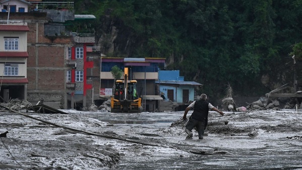 Crue dévastatrice au Népal et en Chine : près de 400 morts, les secours recherchent plus de 1.400 disparus