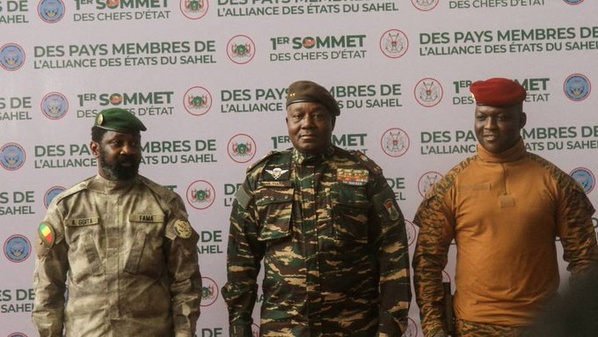 Les trois chefs d'Etat de l'AES (de g. à d.) Assimi Goïta (Mali), Abdourahamane Tiani (Niger) et Ibrahim Traoré (Burkina Faso) Les trois chefs d'Etat de l'AES (de g. à d.) Assimi Goïta (Mali), Abdourahamane Tiani (Niger) et Ibrahim Traoré (Burkina Faso)