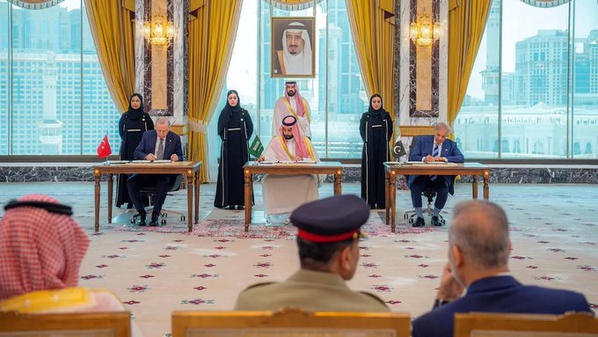 Le prince héritier saoudien Salmam entre le Turc Recep Tayyip Erdogan (g.) et le Pakistanais Shehbaz Sharif le 7 août 2026 à la Mecque