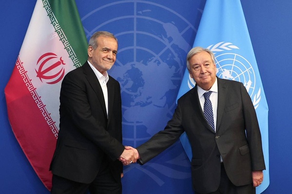 Le président iranien (g.) et le secrétaire général de l'ONU à Bichkek, au Kirghizistan, le 1er septembre 2026